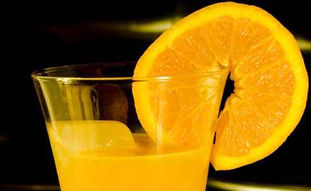 آب پرتقال همراه با خلقه اي از آن بر لب ليوان