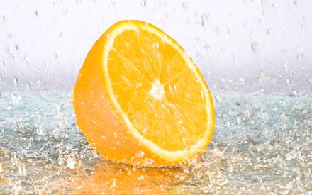 پرتقال نصف شده زير باران