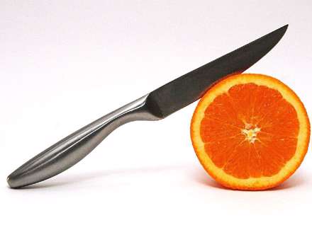چاقويي روي پرتقال