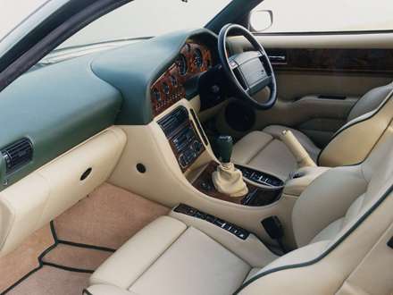 نماي داشبرد و صندلي هاي اتومبيل استون مارتين- Vantage -1992 V8-