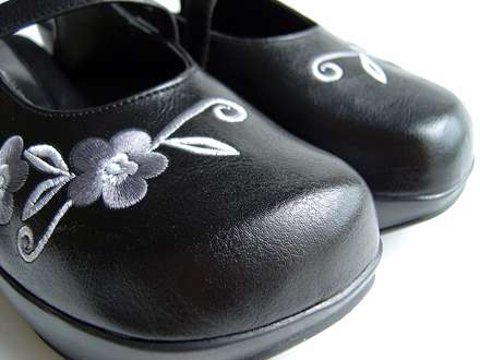 کفش زنانه ی گلدوزی دار