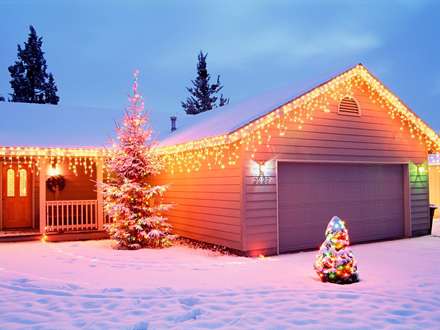 گاراژ نورانی در شب کریسمس