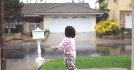 وقتی یک دختر خردسال برای اولین بار باران می بیند...!