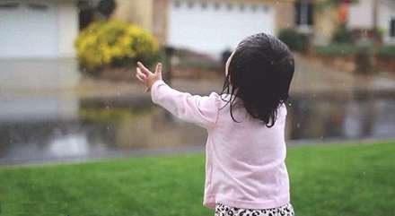 وقتی یک دختر خردسال برای اولین بار باران می بیند...!