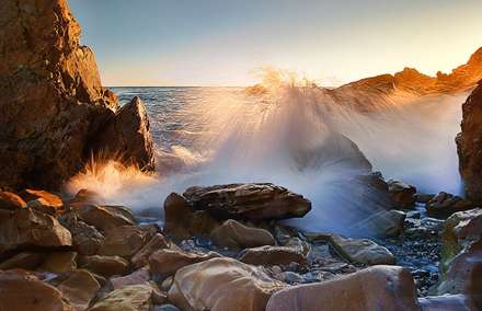موج و صخره و دریا
