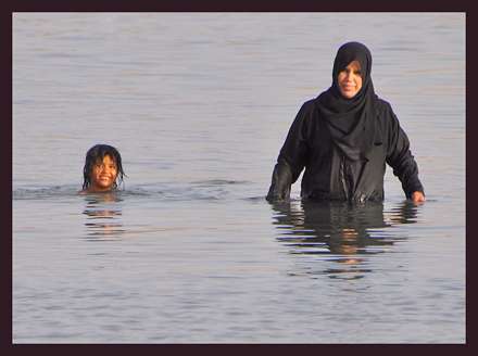 مادر و دختر در دریای سرخ