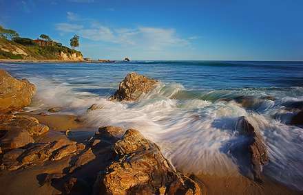 صخره های ساحلی دریای آبی