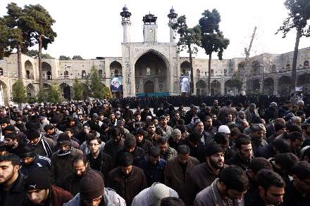 اقامه نماز رهبر انقلاب بر پیكر آیت‌الله آقامجتبی تهرانی