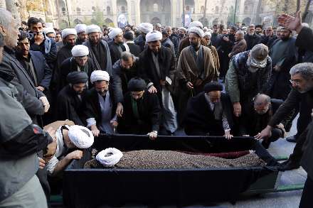 اقامه نماز رهبر انقلاب بر پیكر آیت‌الله آقامجتبی تهرانی