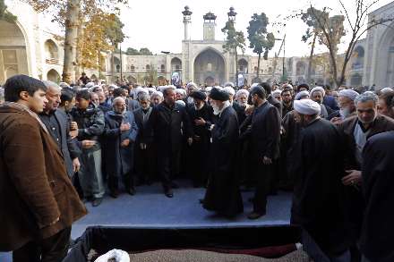 اقامه نماز رهبر انقلاب بر پیكر آیت‌الله آقامجتبی تهرانی