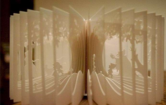هنرمندی بسیار زیبا با صفحات کتاب