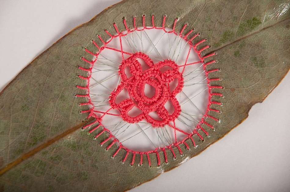 گلدوزی بر روی برگ ها