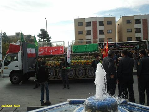  اهتزاز بزرگ‌ترین پرچم متبرک جهان تشیع مزین به نام امام حسین(ع) در اصفهان 