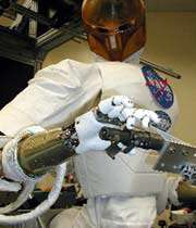 روباتی که بدنه کتحرک و مغز دارد و دارای حسگرهای مختلف برای گرفتن اشیا است