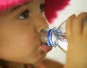 کودکی در حال نوشیدن آب