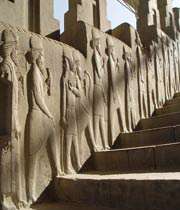 کالبد هخامنشیان بر سینه کوه 