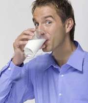 مردی در حال نوشیدن یک لیوان شیر
