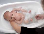 شستن طفل نوزاد