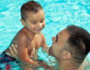 شنا کردن کودک در استخر