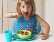 غذا خوردن کودک در ظروف ملامین