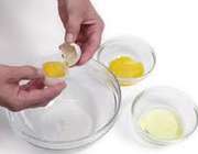 جدا کردن سفیده تخم مرغ از زرده آن