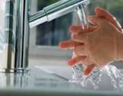 شستن دست ها با آب