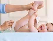 شستن نوزاد بعد از تعویض پوشک