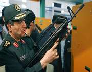 سردار نجار وزیر وقت دفاع در حال آزمایش سلاح خیبر