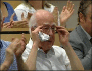 اشک شوق پیتر هیگز پس از اعلام مشاهده ذره هیگز در کنفرانس خبری سرن