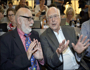 پیتر هیگز و فرانسوا انگلرت در کنفرانس خبری سرن پس از اعلام مشاهده ذره هیگ
