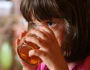 نوشیدن آب و مایعات کودک