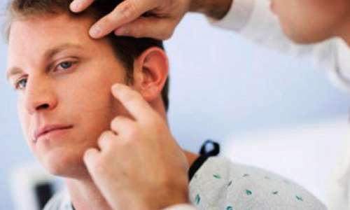 معاینه پوست توسط پزشک