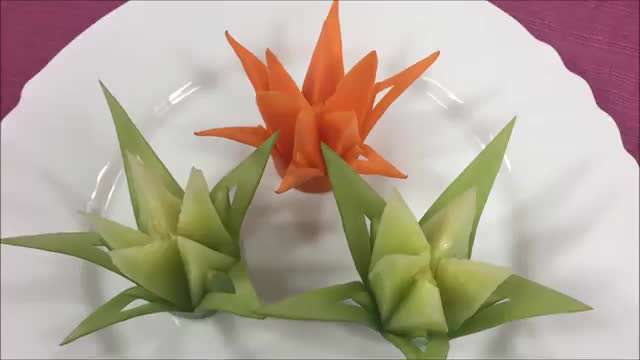 میوه آرایی / طرح گل با هویج و خیار میوه آرایی / طرح گل با هویج و خیار
