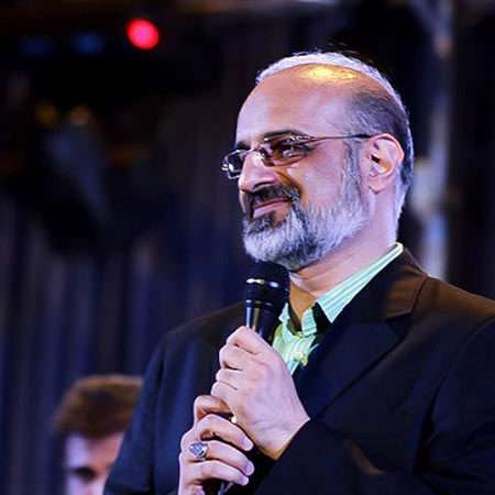 اجرای زیبای دکتر محمد اصفهانی در جوار مزار حافظ شیرازی اجرای زیبای دکتر محمد اصفهانی در جوار مزار حافظ شیرازی