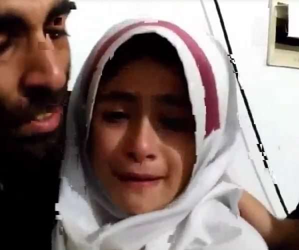 عکس العمل این دختر پس از شنیدن خبر شهادت پدرش عکس العمل این دختر پس از شنیدن خبر شهادت پدرش