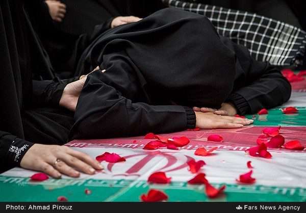 چه دردی میکشه عاشق فقط پاییز میدونه چه دردی میکشه عاشق فقط پاییز میدونه
