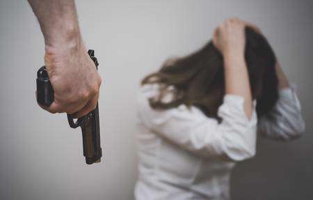 Девушке угрожают пистолетом. Человек угрожает пистолетом. Женщина угрожает пистолетом мужчине.